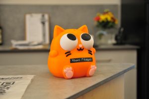 Unsere kleine Katze Rheini sammelt Trinkgeld bei unseren Kunden, um das Café zu unterstützen.