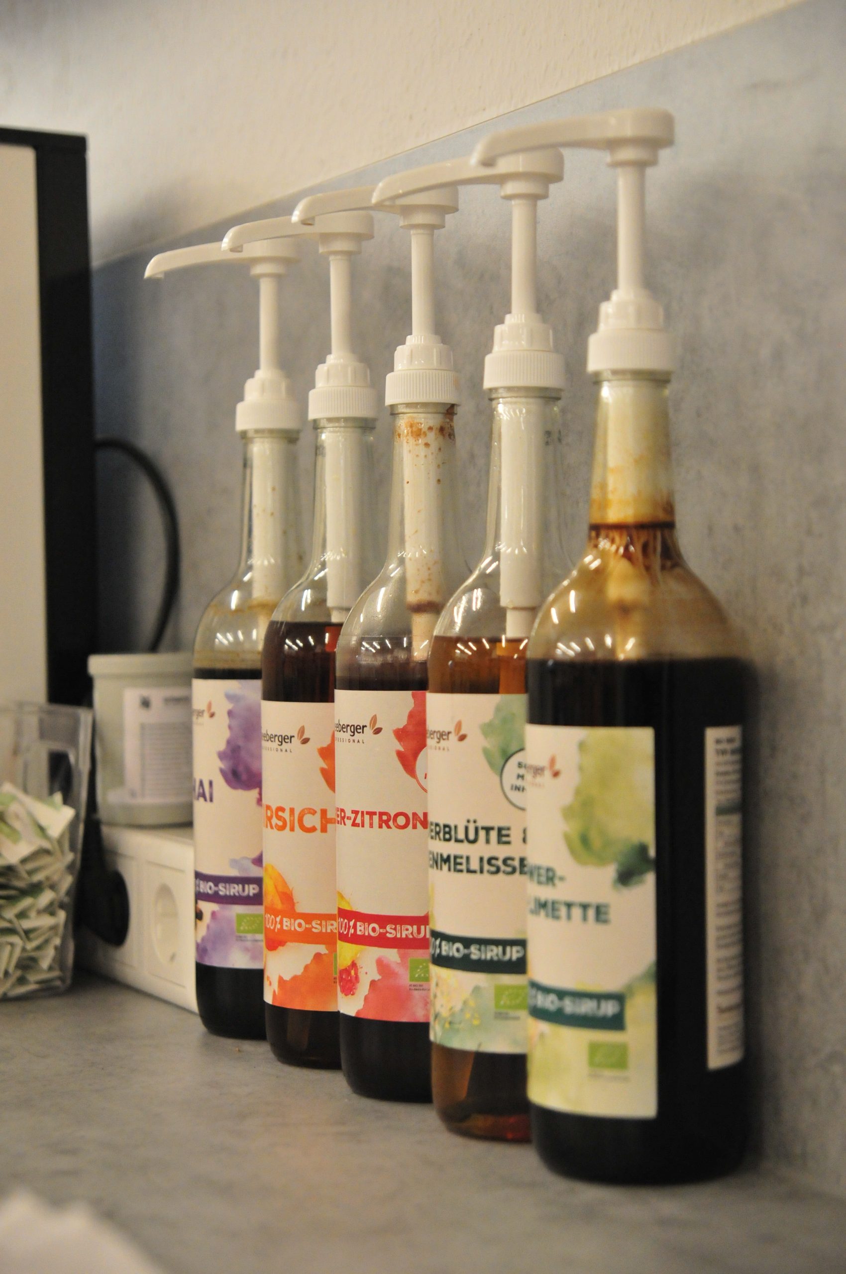 Kaffee schmeckt bei uns, dank hochwertiger Sirups noch einzigartiger und ist vielfältig bis ins kleinste Detail.