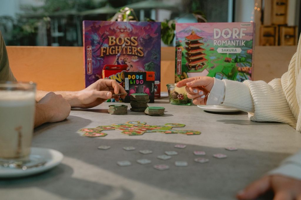 In unserem Spielehandel und Café ist es möglich Spiele zu testen und dabei eine Community an Mitspielern zu treffen und spannende Spielverläufe zu ermöglichen