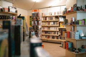 Unzählige Mangas und Comics sorgen für eine Menge Lesespaß. Nach dem Kauf freuen wir uns, wenn du auf einen Kaffee bleibst und direkt erste Blicke in dein neues Buch wirfst.