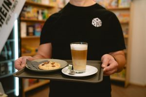 Dirk serviert euch euren Kaffee direkt am Tisch, sodass ihr euch voll und ganz auf euer Spiel und den dazugehörigen Spaß konzentrieren könnt!