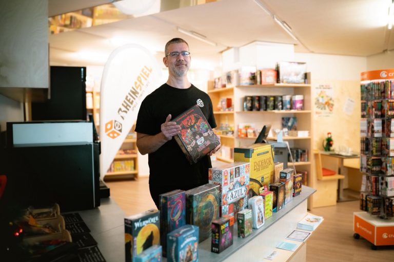 Komm jederzeit vorbei im Rheinspiel Café und Spielehandel in Bad Säckingen. Wir haben für unsere Kunden am Hochrhein und auch in der Schweiz tolle Angebote, Mangas, Comics und Mehr.
